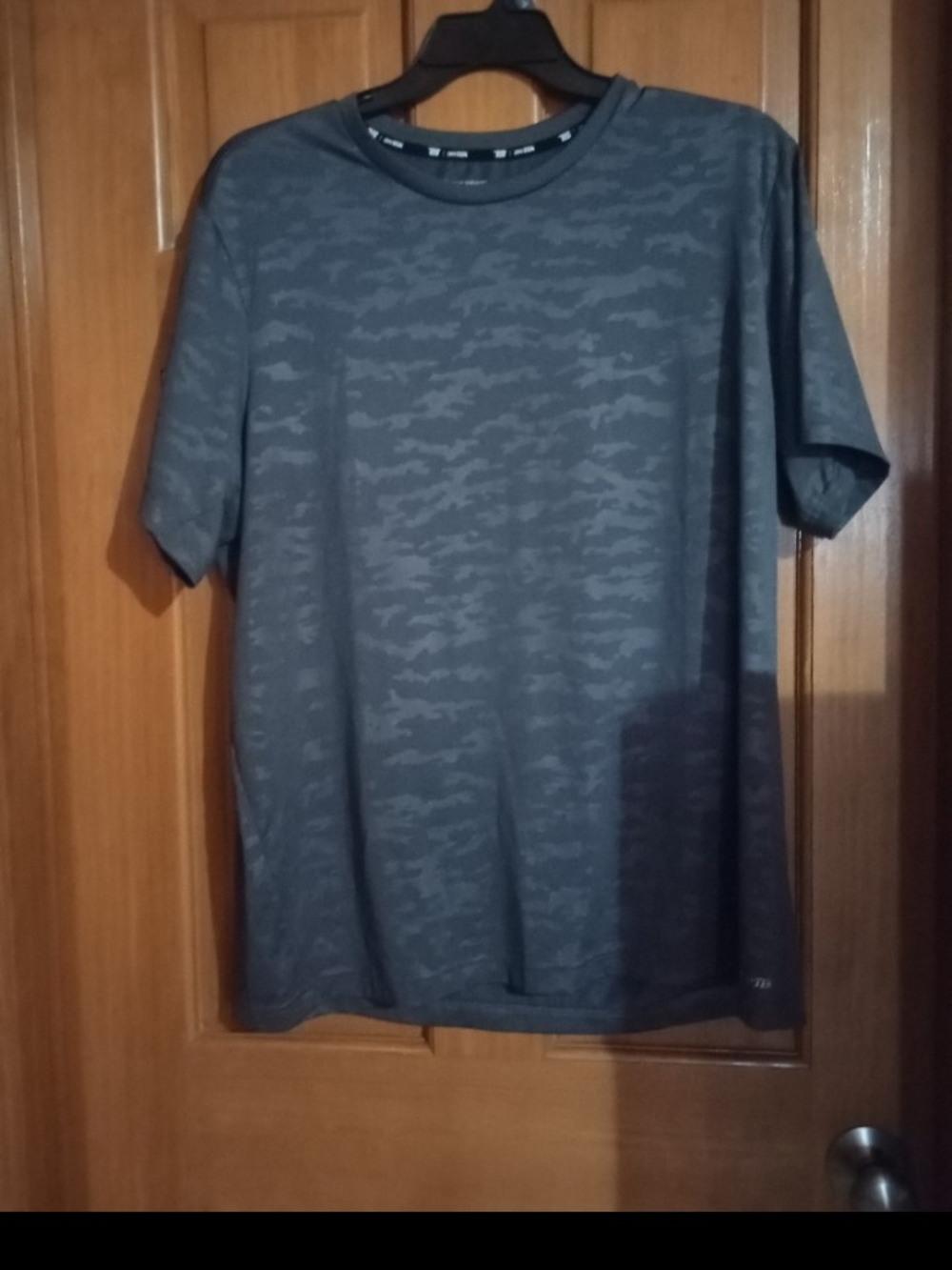 tek gear Men's Dark Gray Camo Short Sleeve Crew Tee